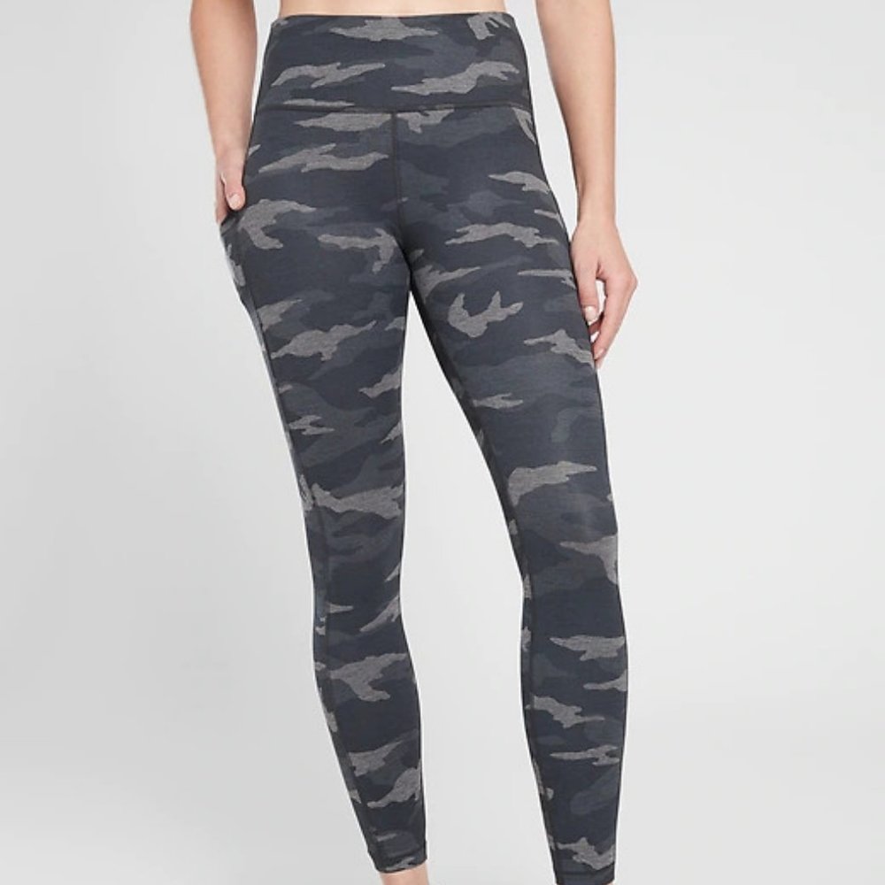 Athleta Ultimate Stash Pocket Camo 7/8 Tight size XXS